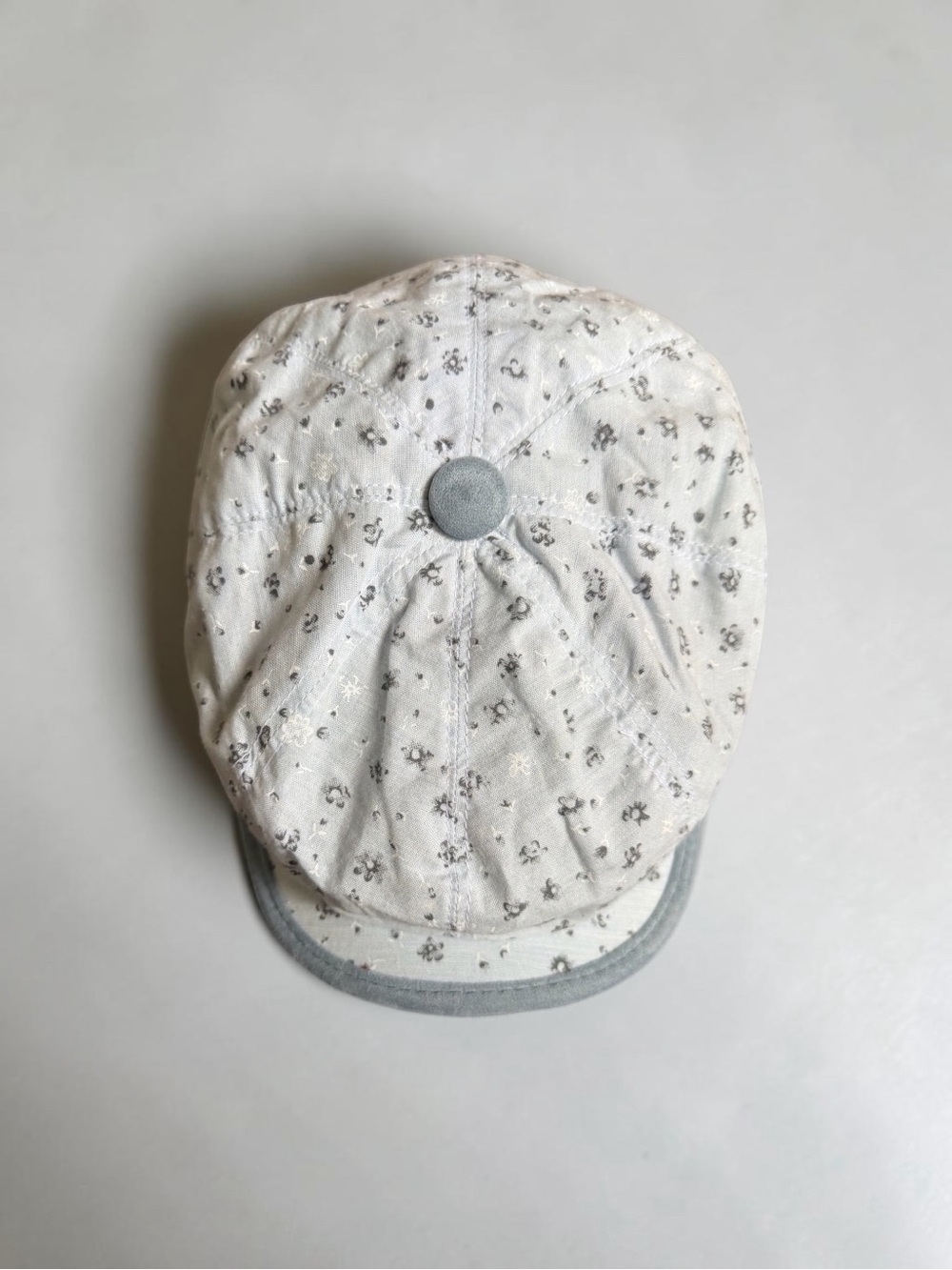 Carlos Santana Mens Floral Newsboy Cap in White and Gray - Cotton Size XL